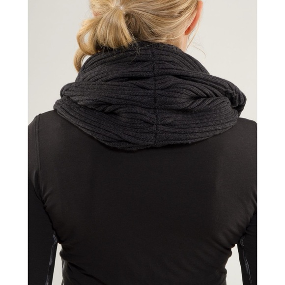 💕 LULULEMON movement neck warmer in heathered black, 100% merino wool knit luxe - Picture 3 of 8